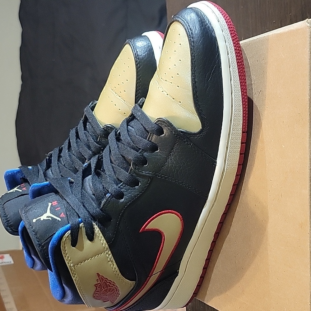 Jordan 1 Mid Rare "Black Gold Red" (2013) Mens 10 Womens 11.5 EUC - Picture 3 of 10